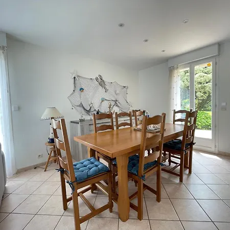Holiday home Saint Ho Maison Lumineuse Vue 8 Pers 4 2 Sdb 2 Wc Etage Renove En 2025 Belle Terrasse Grand Jardin Clos Parking 8 Mn A Pied Petite Grand Jardin Pres De Port En Bessin, Bayeux Et Omaha *