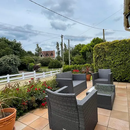 Saint Ho Maison Lumineuse Vue 8 Pers 4 2 Sdb 2 Wc Etage Renove En 2025 Belle Terrasse Grand Jardin Clos Parking 8 Mn A Pied Petite Grand Jardin Pres De Port En Bessin, Bayeux Et Omaha Holiday home *