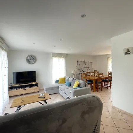 Saint Ho Maison Lumineuse Vue 8 Pers 4 2 Sdb 2 Wc Etage Renove En 2025 Belle Terrasse Grand Jardin Clos Parking 8 Mn A Pied Petite Grand Jardin Pres De Port En Bessin, Bayeux Et Omaha Holiday home