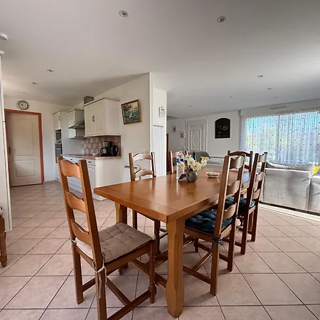 Saint Ho Maison Lumineuse Vue 8 Pers 4 2 Sdb 2 Wc Etage Renove En 2025 Belle Terrasse Grand Jardin Clos Parking 8 Mn A Pied Petite Grand Jardin Pres De Port En Bessin, Bayeux Et Omaha Holiday home Sainte-Honorine-des-Pertes